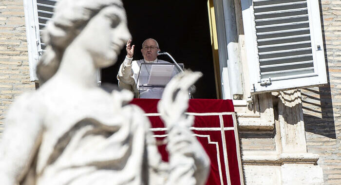 Parolin, ‘il Papa sta bene, ha ripreso la sua attività’