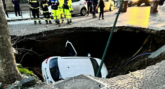 ++ Paura a Napoli, voragine in strada inghiotte due vetture ++