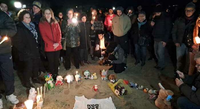 Peluche e candele sulle spiaggia per ricordare vittime di Cutro