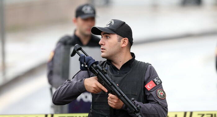 Polizia Istanbul libera gli ostaggi e arresta l’aggressore