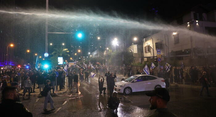 Polizia usa idranti sui manifestanti a Tel Aviv, 19 arresti