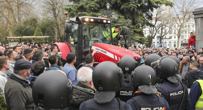 Protesta dei trattori in Spagna, cariche polizia e arresti