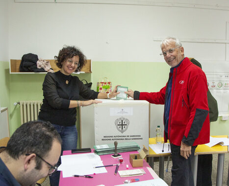 Sardegna: 66% seggi, Todde al 45,5% sorpassa Truzzu al 45,1%
