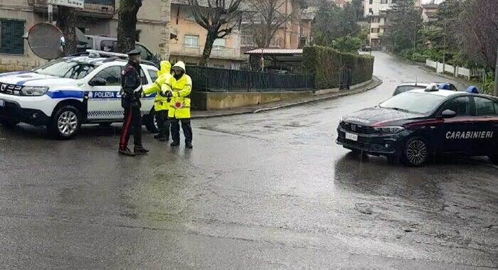 Si consegna spontaneamente l’uomo barricato in casa nel Modenese