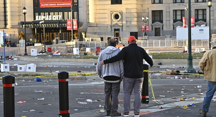 Spari a parata Super Bowl, Biden: fermare la violenza delle armi