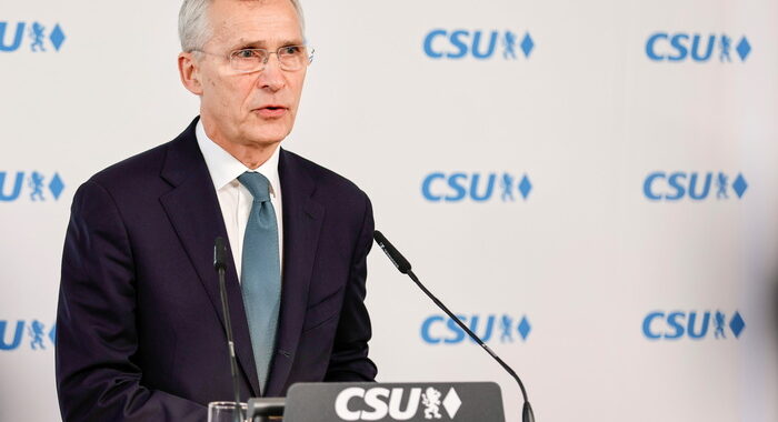 Stoltenberg: due anni di guerra, ‘non perdiamoci d’animo’