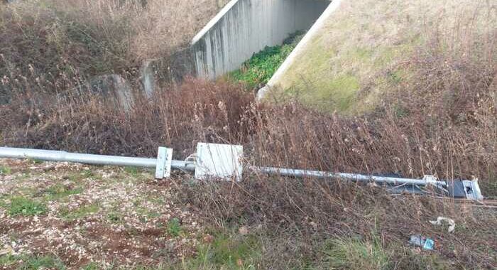 Tagliato il sostegno dell’autovelox danneggiato a Spoleto