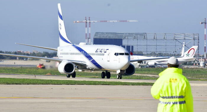 ‘Tenta di entrare nel cockpit’,atterraggio d’emergenza per El Al