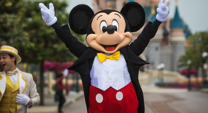 Topolino e Pluto vogliono il sindacato a Disneyland