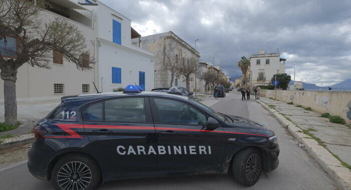 Uccide moglie e due figli e si consegna ai carabinieri