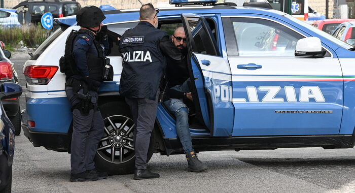 Uomo armato barricato in casa a Napoli