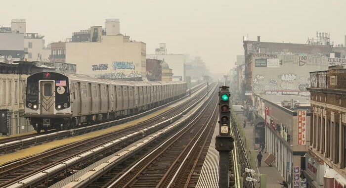 Usa: sparatoria in metro a New York, morto un 35enne