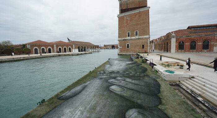 Woman Life chiede di escludere Iran da Biennale