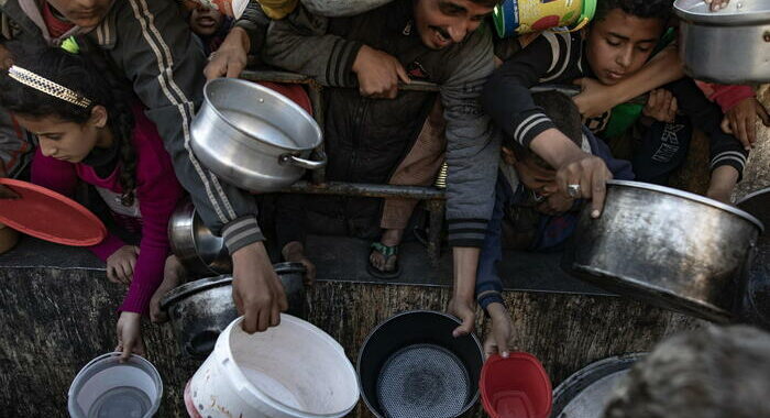 A Gaza calca e spari per gli aiuti, almeno 5 morti