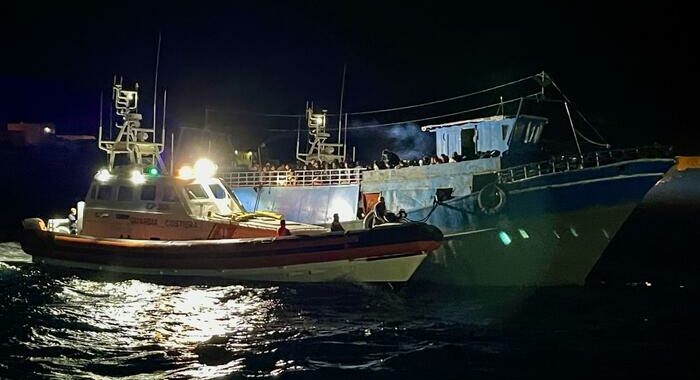 A Lampedusa 13 sbarchi nella notte con 620 migranti