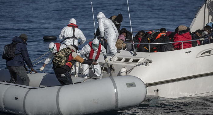 Almeno 8 migranti annegati nell’Egeo, tra cui 2 bambini