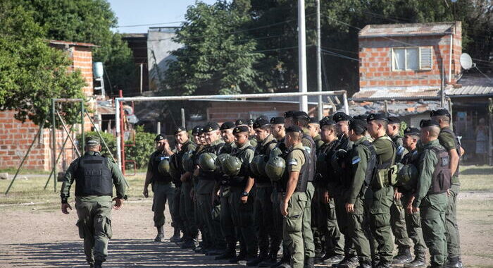 Argentina: il governo Milei valuta di mandare soldati a Rosario