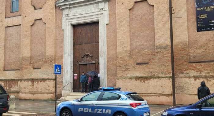 Artista accusato di blasfemia accoltellato a Carpi