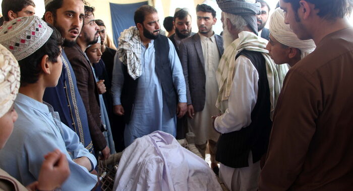 Attacco suicida in Afghanistan, il bilancio sale a 20 morti