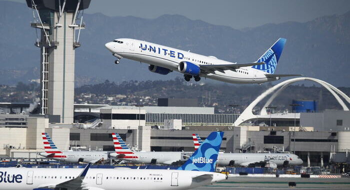 Boeing 737 Max esce di pista a Houston, passeggeri illesi