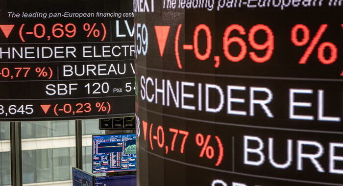 Borsa: l’Europa all’insegna della debolezza, spread in calo