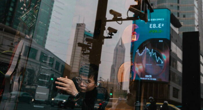 Borsa: Shanghai apre a +0,09%, Shenzhen a -0,17%