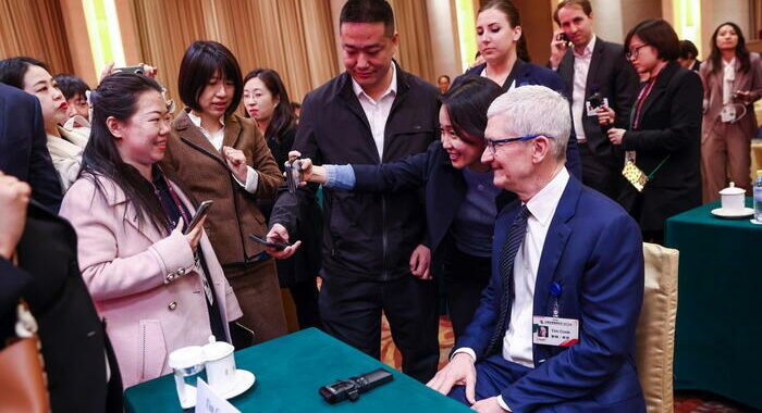 Cook, ‘penso la Cina si stia aprendo e Apple investirà ancora’