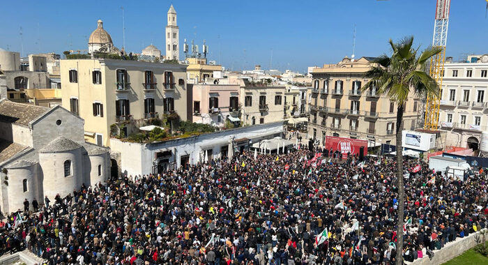 Decaro in piazza, non ci facciamo ricattare da nessuno