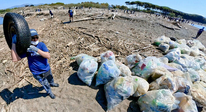 Detenuti e volontari su spiagge, è la giornata plastic free