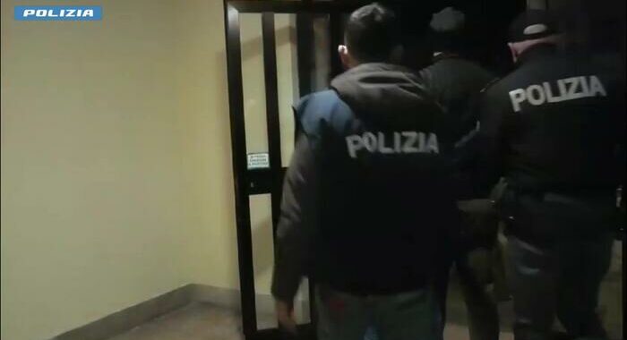 Droga e cellulari in carcere, 30 arresti a Napoli