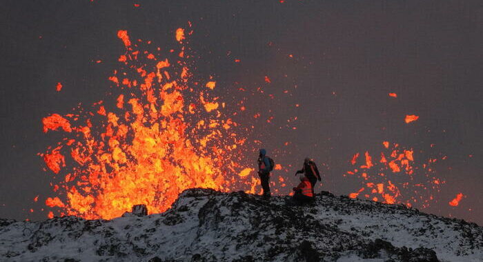 Eruzione in Islanda, rinforzate le barriere a Grindavik evacuata