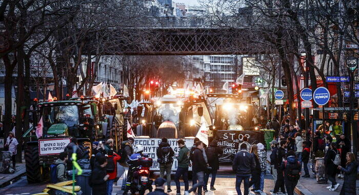 Gli agricoltori francesi protestano all’Arco di Trionfo