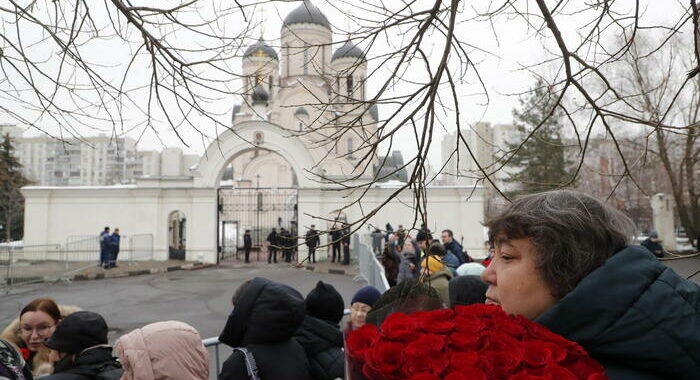 Il feretro di Navalny arrivato in chiesa, la gente applaude