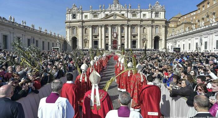 Il Papa con la voce affaticata, non legge l’omelia