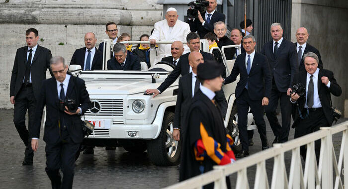 Il Papa, giro in ‘papamobile’ in piazza al termine messa