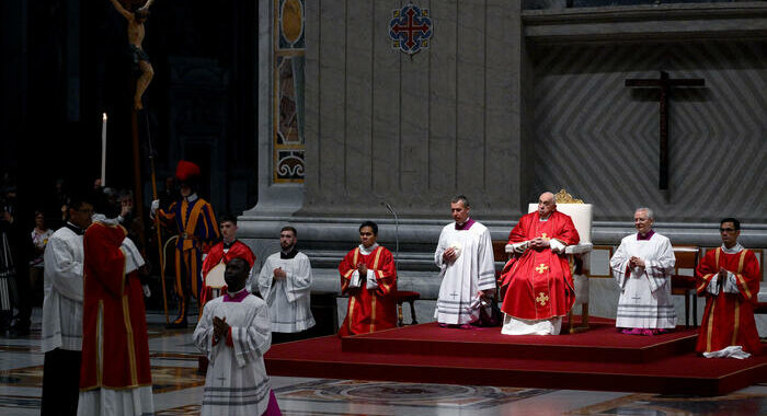 Il Papa nella Basilica di San Pietro per la Veglia pasquale