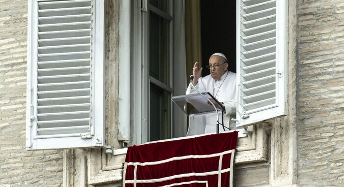 Il Papa, ‘preghiamo per la pace, immani sofferenze per civili’