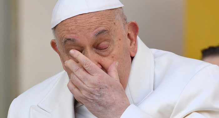 Il Papa “sono raffreddato, non leggo catechesi”