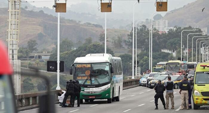 Il sequestratore dell’autobus a Rio si è consegnato
