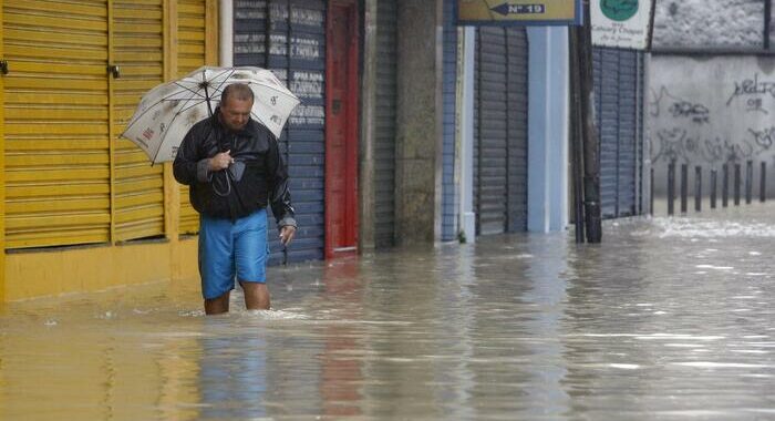 In Brasile danni e un morto sulla costa paulista per le piogge