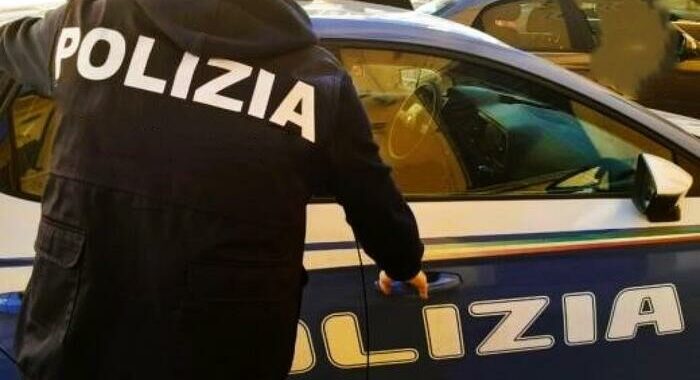 In fuga dalla polizia, si schianta contro un’auto e muore