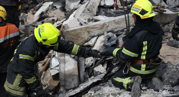 Kiev, ‘bombardato condominio nel sud, uccisi due civili’