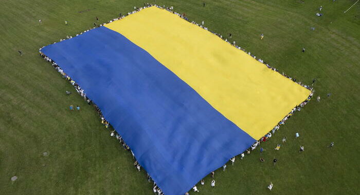 Kiev, la nostra bandiera è giallo-blu, non ne isseremo altre