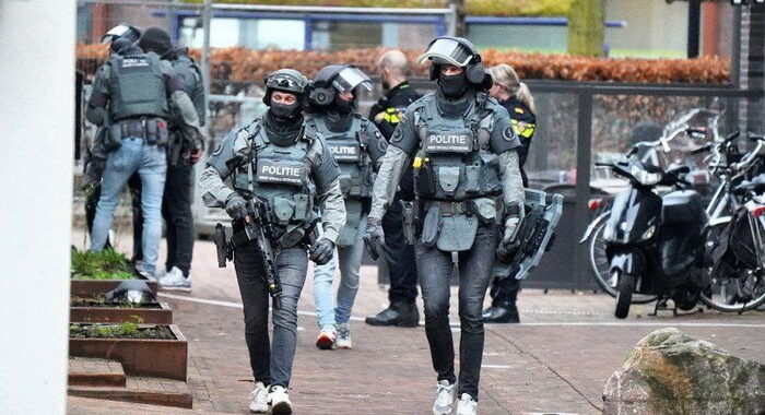 Liberati tre ostaggi nel bar in Olanda