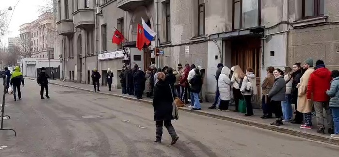 Lunghe file alle 12 in alcuni seggi elettorali a Mosca