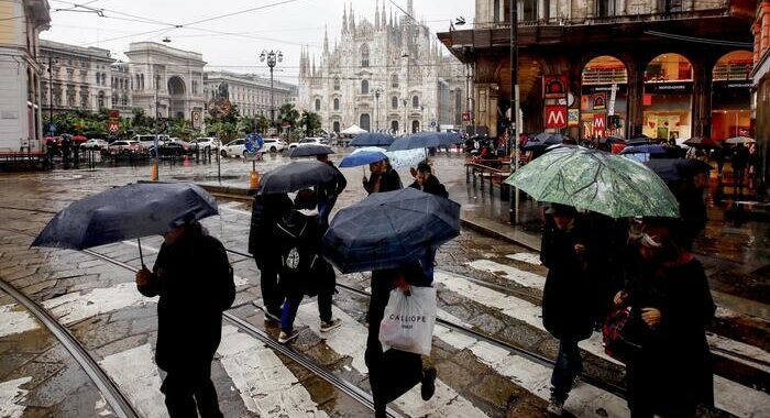 Maltempo, cala il vento ma continua a piovere a Milano