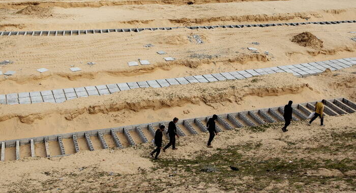 Media, bomba Israele su cimitero a Jabalia, riemergono cadaveri