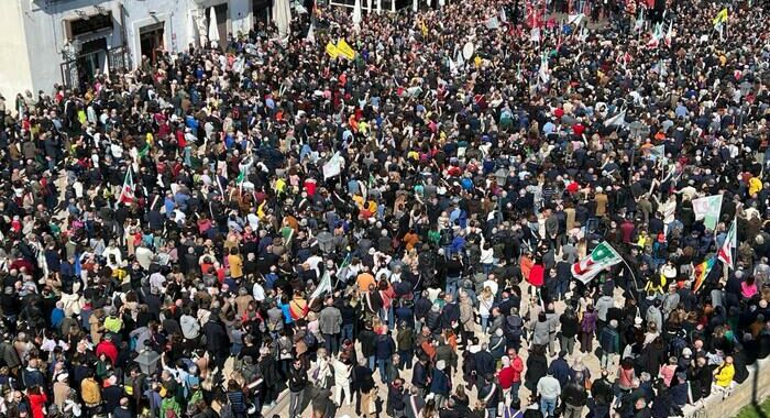 Migliaia in piazza a Bari per esprimere solidarietà a Decaro