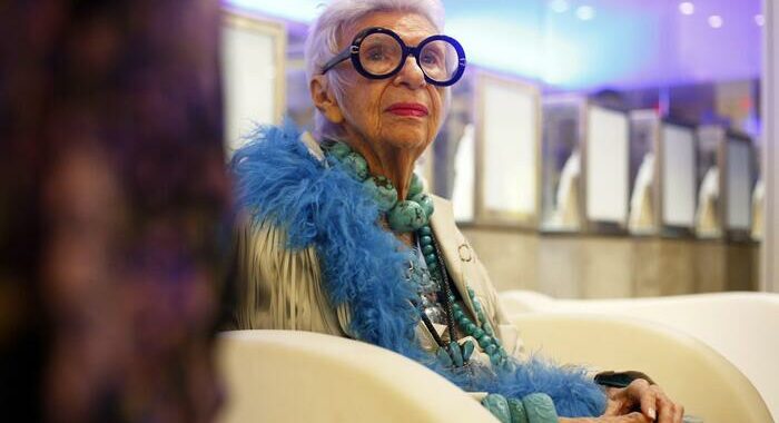 Morta a 102 anni Iris Apfel, l’icona della moda di New York