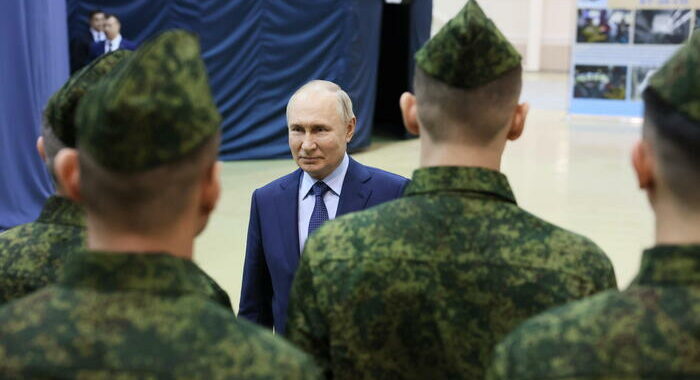 Mosca, Putin firma decreto arruolamento 147.000 militari